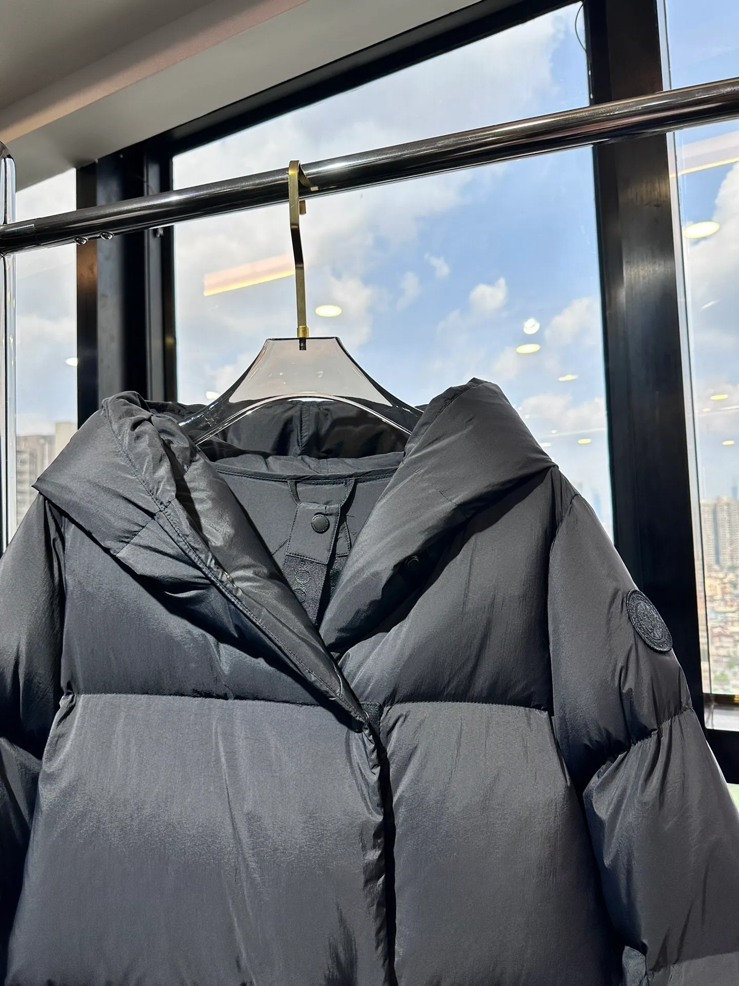 P1100 Top-quality original Canada Goose autumn. It is warm and has no sense of restraint. It is made of national standard 90 white duck down. It is light and elegant, giving you all-round warmth! The appearance of the upper body is more classy and stylish, allowing warmth and grace to go hand in hand. The multiple car lines on the center line are strict and symmetrical, keeping warm and waiting. The logo on the chest embellishes the whole piece! The unique taste goes deep into the bone marrow. It is age-reducing and full of warmth. It has a simple and elegant look and has the same color for men and women. Black Gray Size: XS-S M L